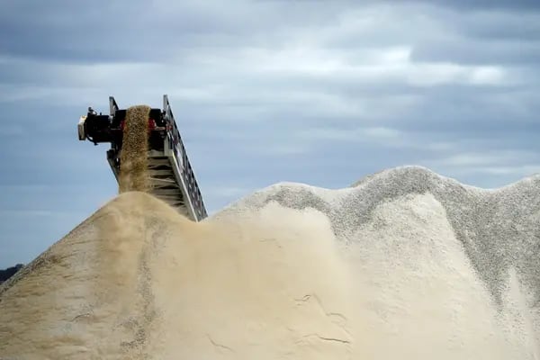 Litio cae de un vertedero a una pila en el sitio de la mina de litio Bald Hill, de propiedad conjunta de Tawana Resources Ltd. y Alliance Mineral Assets Ltd., en las afueras de Widgiemooltha, Australia, el lunes 6 de agosto de 2018.