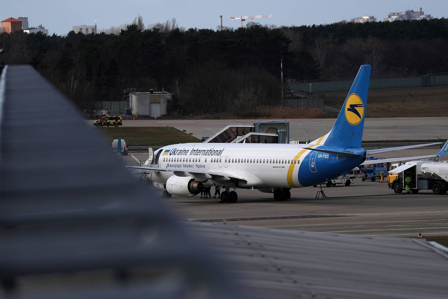 Un avión de pasajeros Boeing 737-800, operado por Ukraine International Airlines, se encuentra en la pista del aeropuerto de Tegel en Berlín.dfd