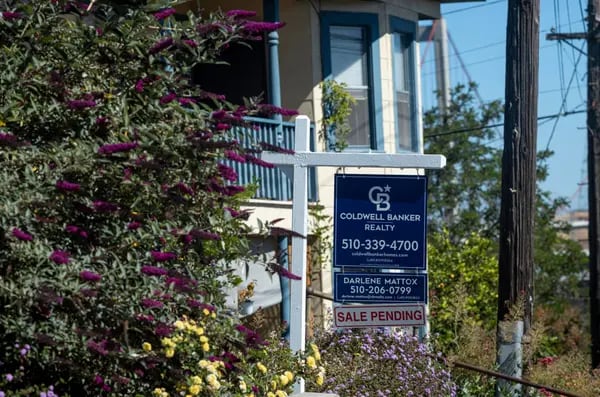 Un cartel de "Se vende" frente a una casa en Crockett, California, Estados Unidos, el martes 31 de mayo de 2022.