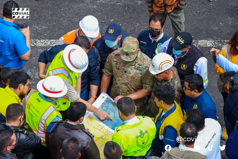 Ingenieros estadounidenses se encuentran en el kilómetro 15 de la ruta al Pacífico, donde las labores de reconstrucción han sido detenidas.dfd