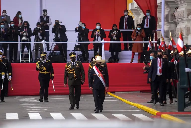 Pedro Castillo, presidente de Perú, se retira de una ceremonia de inauguración en Lima el 28 de julio.dfd