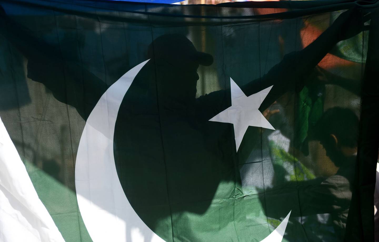 Un hombre compra una bandera nacional paquistaní en un mercado de Karachi.