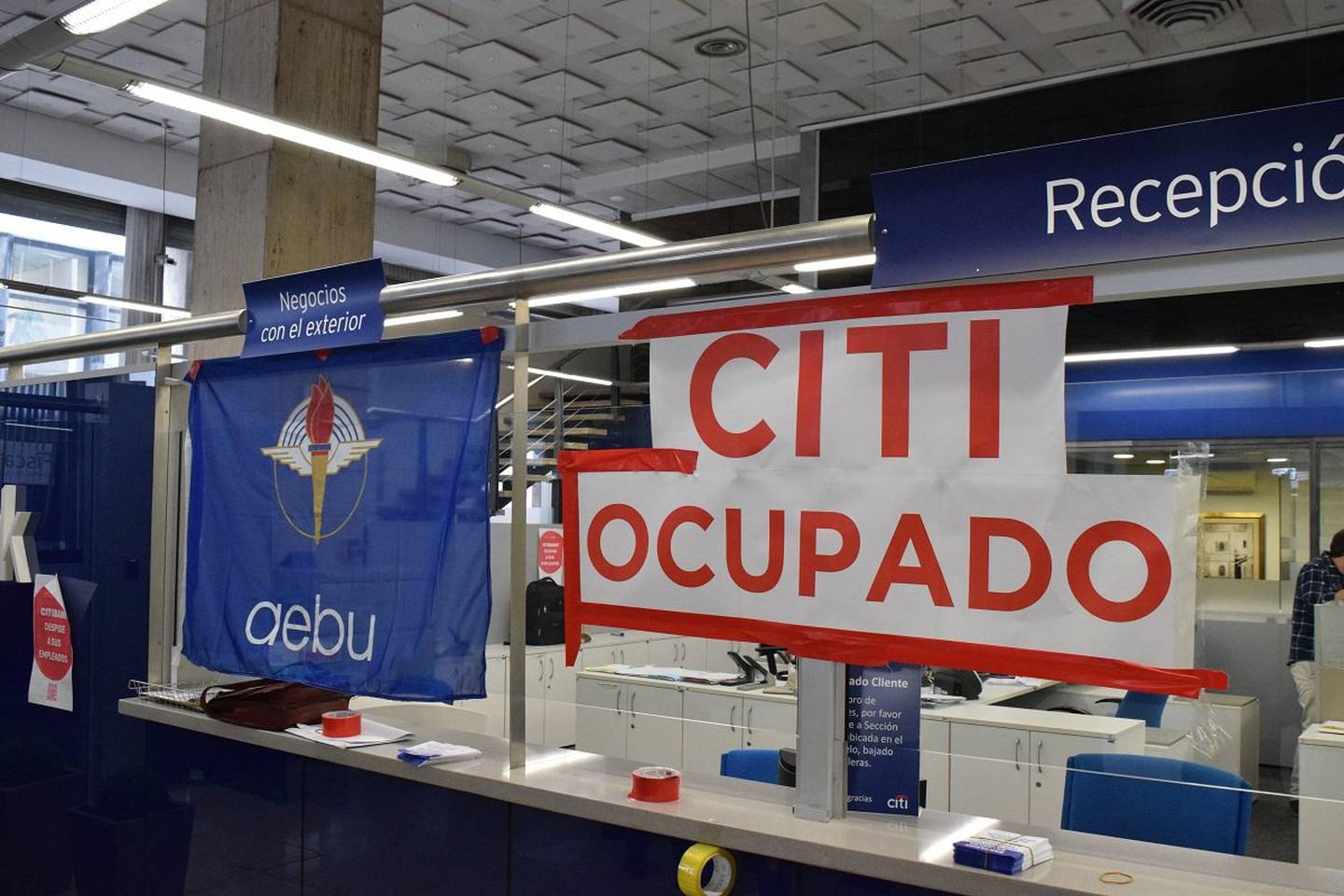 La sucursal de Citi en Ciudad Vieja fue ocupada por la Asociación de Empleados Bancarios del Uruguay. Foto: Aebu