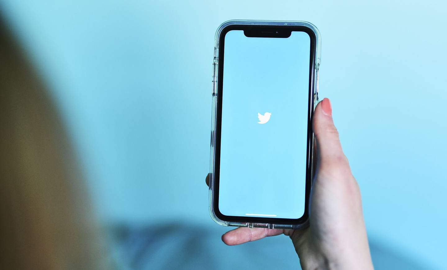 El logotipo de Twitter Inc. se muestra en un iPhone de Apple Inc. en esta fotografía arreglada tomada en el distrito de Brooklyn en Nueva York, Estados Unidos, el sábado 20 de abril de 2019. Twitter Inc. tiene previsto publicar cifras de ganancias el 23 de abril. Fotógrafo: Gabby Jones/Bloomberg