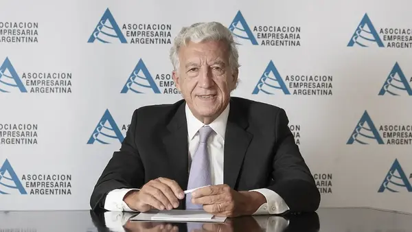 Empresarios argentinos rechazan impuesto a la renta inesperada en aniversario de AEAdfd