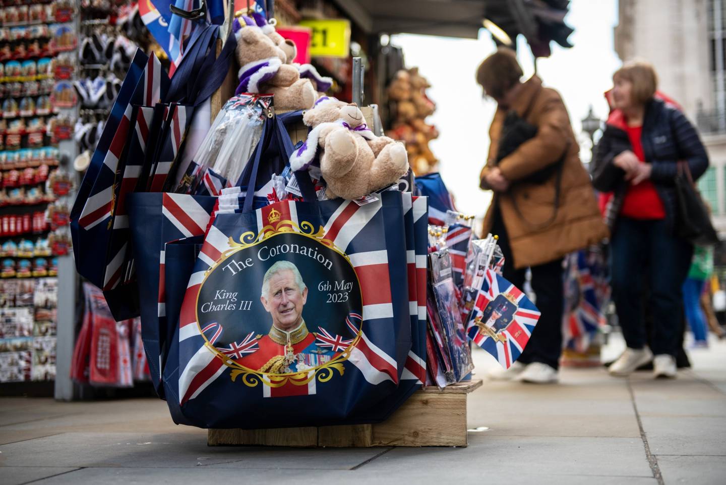 Bolsos conmemorativos a la venta en un puesto de souvenirs antes de la coronación del rey Carlos III, en Londres, Reino Unido.