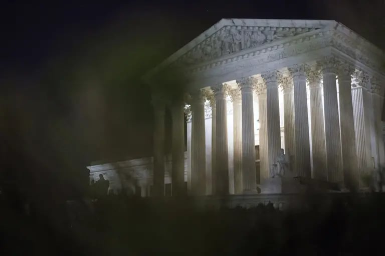 Corte Suprema de EE.UU. rodeada por manifestantes tras la filtración del proyecto que pretende anular el derecho al aborto.dfd