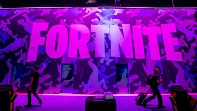 Los espectadores pasan por delante de los carteles del videojuego de Epic Games Inc. el videojuego Fortnite durante la Exposición de Entretenimiento Electrónico E3 en Los Ángeles, California, Estados Unidos, el miércoles 12 de junio de 2019. Fotógrafo: Kyle Grillot/Bloomberg