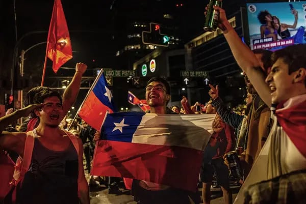 Partidarios celebran tras el rechazo del referéndum constitucional nacional en Santiago, Chile, el domingo 4 de septiembre de 2022.