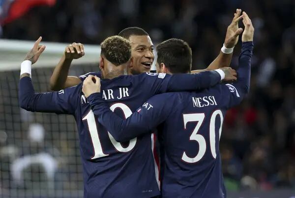 Lionel Messi, Kylian Mbappé and Neymar, trio de estrelas que ajuda a valorizar o PSG: todos estão na Copa do Mundo (Jean Catuffe/Getty Images)