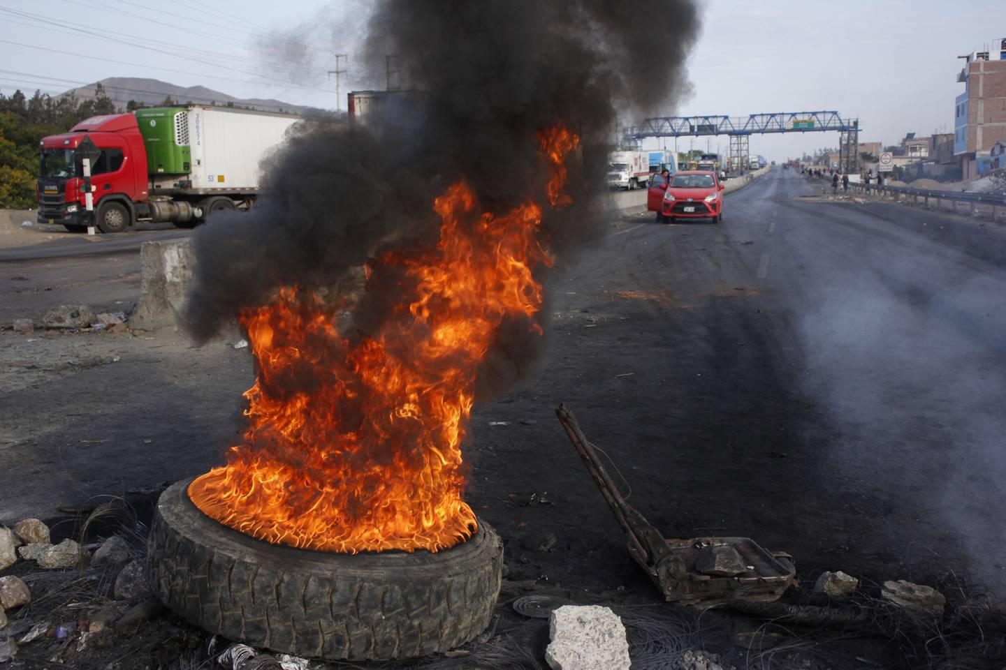 Un neumático en llamas bloquea la carretera Panamericana Norte durante las protestas en Trujillo, Perú, el jueves 15 de diciembre de 2022. Fotógrafo: Arturo Gutarra Chavez/Bloombergdfd