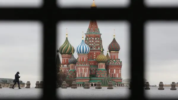 Rusia evalúa relajar controles de capital tras repunte del rublodfd