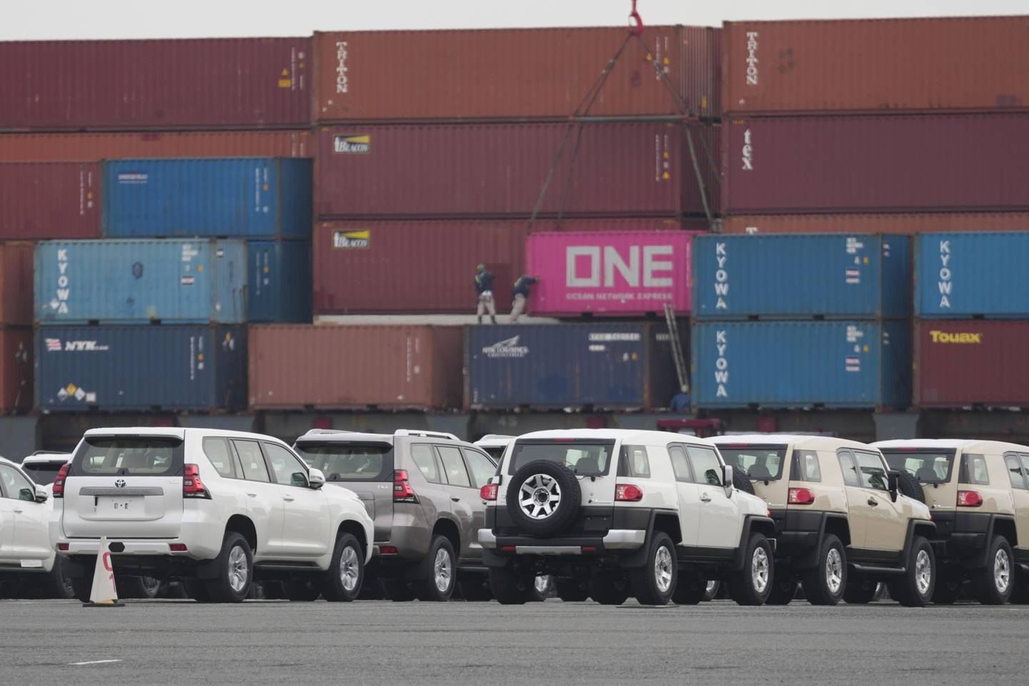 Vehículos de Toyota Motor Corp. destinados a ser embarcados en un puerto de Yokohama, Japón, en octubre.