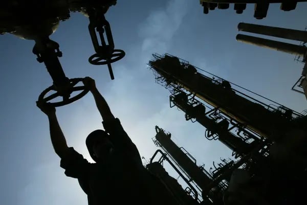 Un trabajador petrolero iraquí trabaja en la refinería de petróleo de Al-Doura el 14 de octubre de 2002 en Bagdad, Irak.