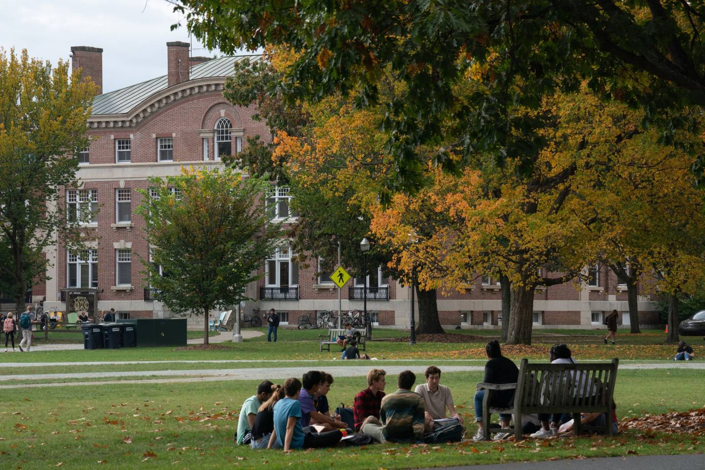 Los estudiantes tienen clase al aire libre en el campus de Dartmouth College en Hanover, New Hampshire, EE.UU., el viernes 15 de octubre de 2021.