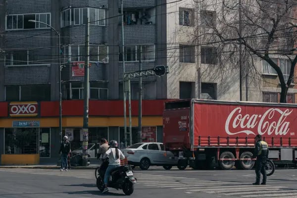 Un camión de reparto de Coca-Cola estacionado frente a una tienda OXXO en la Ciudad de México, México, el miércoles 25 de enero de 2023. Fotógrafo: Jeoffrey Guillemard/Bloomberg