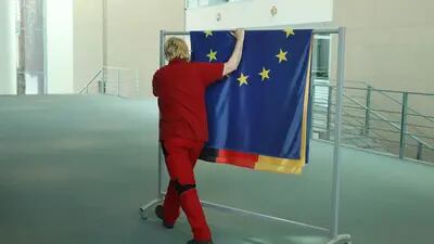 BERLÍN, ALEMANIA - 17 DE ABRIL: Un trabajador enrolla banderas, incluidas las de Alemania y la Unión Europea, tras la visita de Estado de la primera ministra de Nueva Zelanda, Jacinda Ardern, en la Cancillería el 17 de abril de 2018 en Berlín, Alemania. (Foto de Sean Gallup/Getty Images)