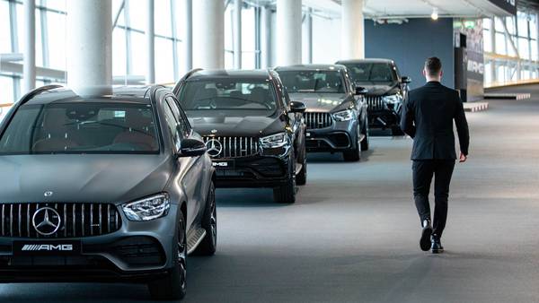 Mercedes to Swing to Top-End Models in Luxury-Car Profit Racedfd