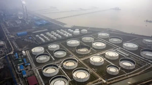 Una instalación de almacenamiento de petróleo y productos petroquímicos en las afueras de Shanghai, China, el martes 1 de marzo de 2022.