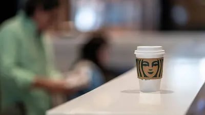 Starbucks planea vender sus operaciones en el Reino Unido.