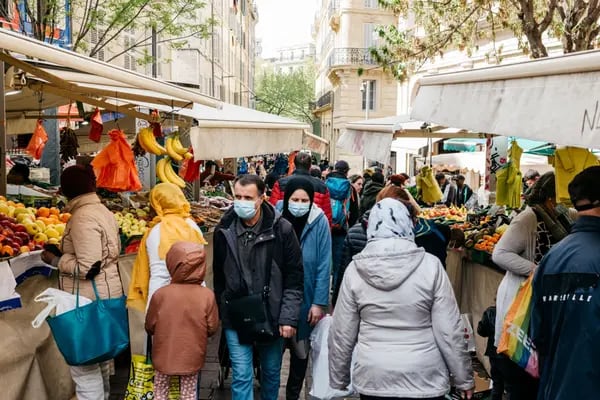 Compradores en puestos de frutas y verduras en el mercado de alimentos de Capucins en Marsella, Francia, el miércoles 6 de abril de 2022. El poder adquisitivo y la capacidad de comprar bienes es una de las principales preocupaciones de los franceses, especialmente con la creciente inflación de la energía y los alimentos.