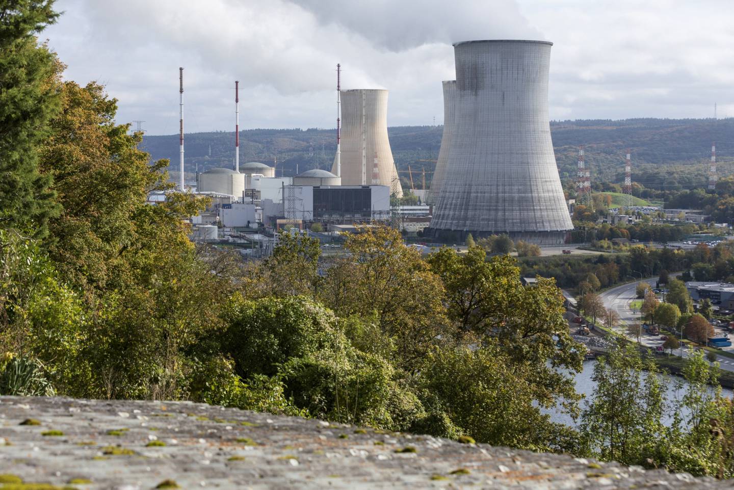 Torres de refrigeración en la central nuclear de Tihange, operada por Engie SA, en Huy, Bélgica, el martes 26 de octubre de 2021. Hasta el año 2000, Europa generaba casi un tercio de su electricidad a partir de la fisión nuclear, la mayor proporción de cualquier región.