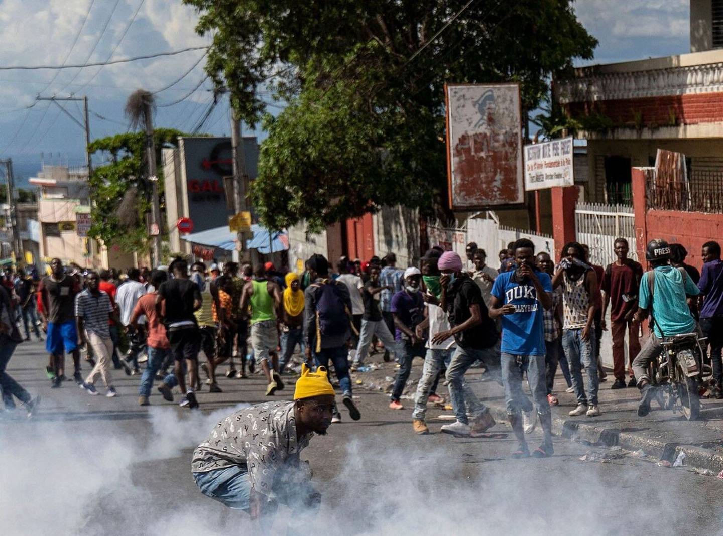 Manifestantes protestan contra el primer ministro haitiano Ariel Henry, pidiendo su dimisión, en Puerto Príncipe, Haití, 10 de octubre de 2022.