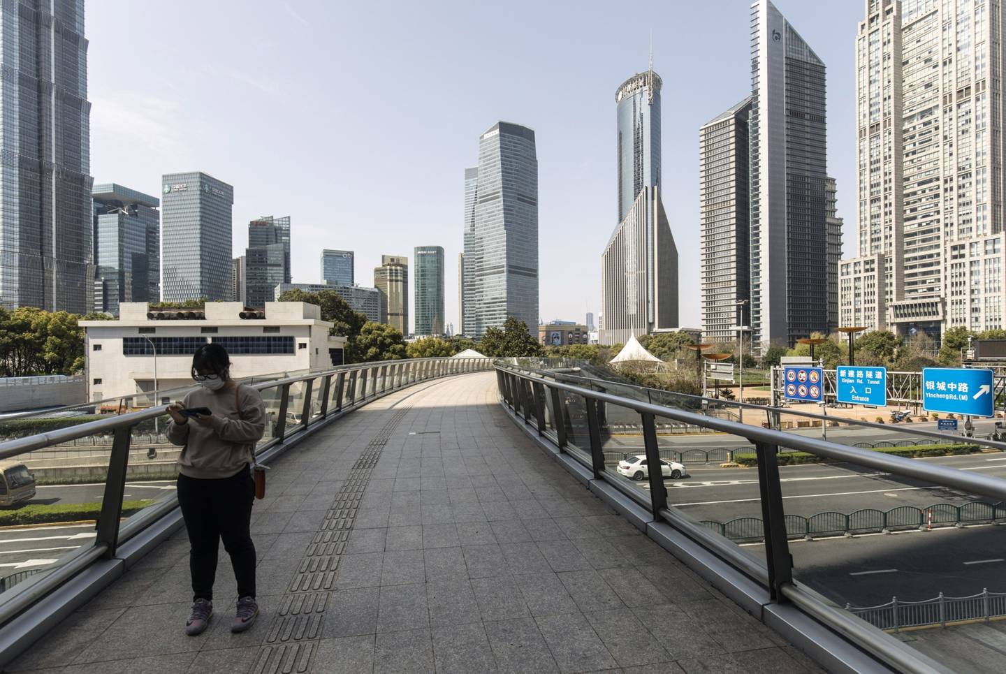 Un peatón pasa por el distrito financiero de Lujiazui en Shanghái, China, el miércoles 23 de marzo de 2022.