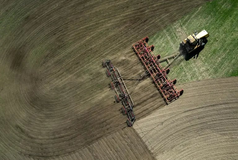 Un tractor en un campo de trigo de Saskatchewan, Canadá. La provincia tiene 100 días de heladas, pero en tiempos de producción agrícola disfruta de hasta 17 horas de sol.dfd