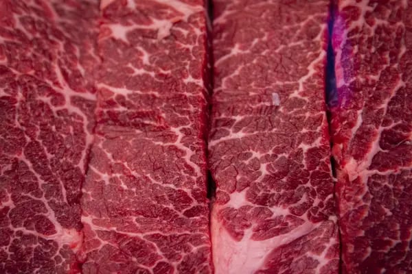 Cortes de carne em um açougue nos EUA