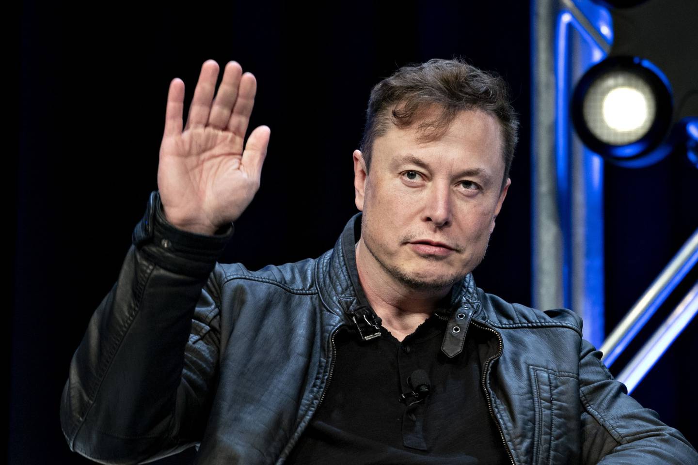 Elon Musk, fundador de SpaceX y director ejecutivo de Tesla Inc. saluda mientras llega a un debate en la Conferencia Satellite 2020 en Washington, D.C., Estados Unidos, el lunes 9 de marzo de 2020.
