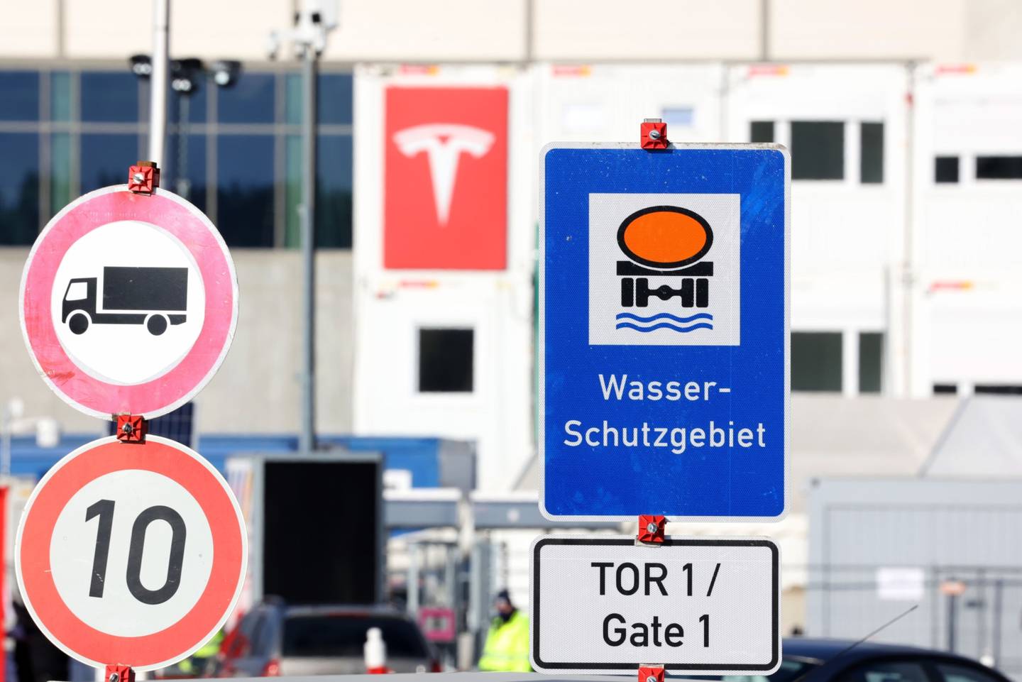 Placa diz "Area de Proteção Hídrica" no canteiro de obras da Tesla em Gruenheide, na Alemanha