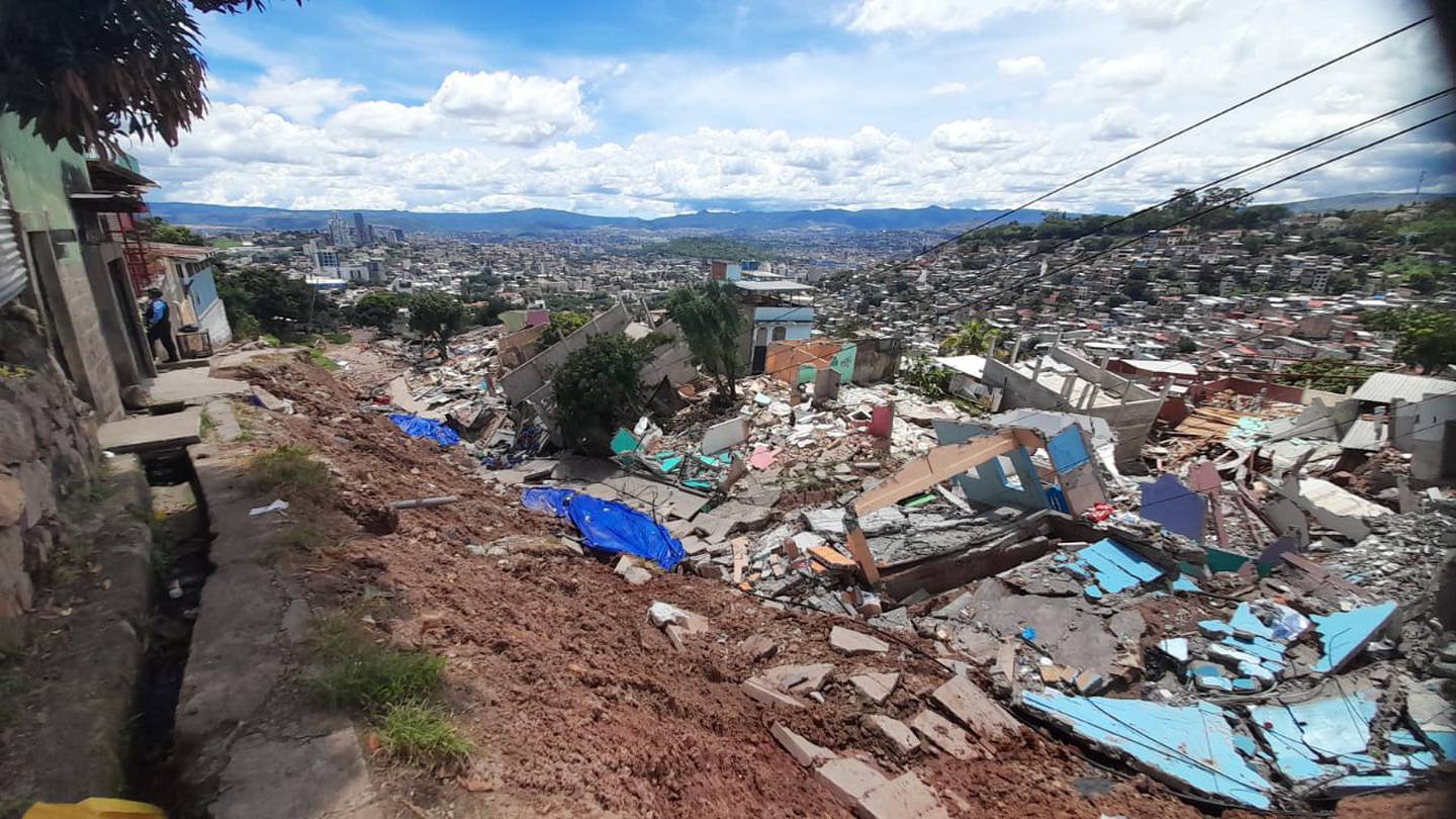 Panorámica de las viviendas destruidas a causa de los derrumbes en la colonia Guillén, de Tegucigalpa.