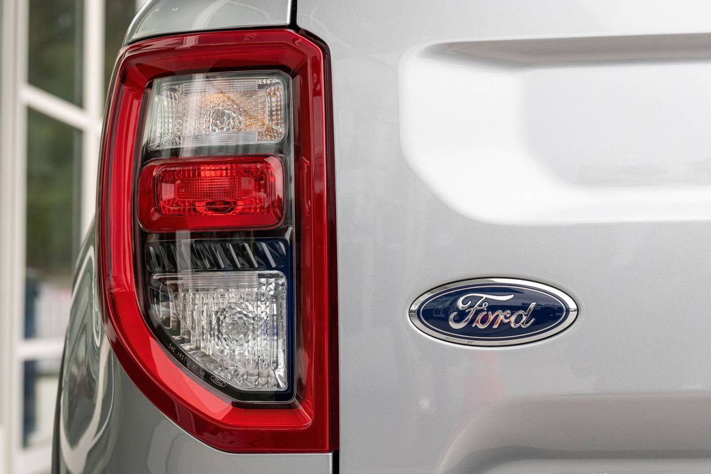 Logo de The Ford Motor Co. en la parte trasera de un vehículo