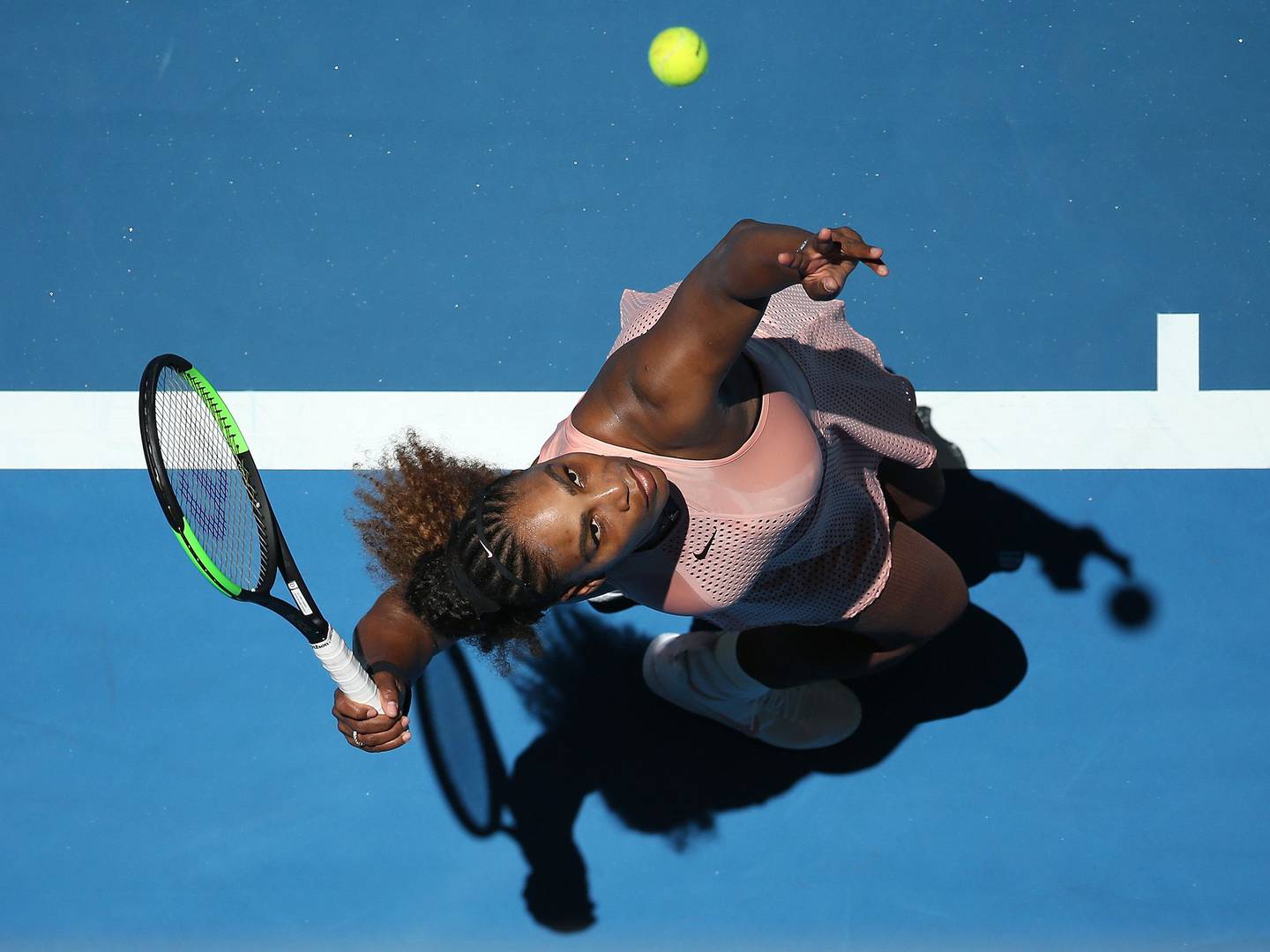 Serena Williams de Estados Unidos sirve a Maria Sakkari de Grecia durante el tercer día de la Copa Hopman 2019 en el RAC Arena el 31 de diciembre de 2018 en Perth, Australia. Fotógrafo: Paul Kane