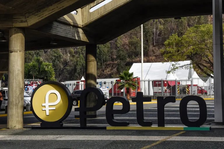 La señalización del Petro, la criptomoneda de Venezuela, se exhibe afuera del Poliedro de Caracas durante la inauguración de la Venezuela Power Expo en Caracas, Venezuela, el jueves 26 de abril de 2018. dfd