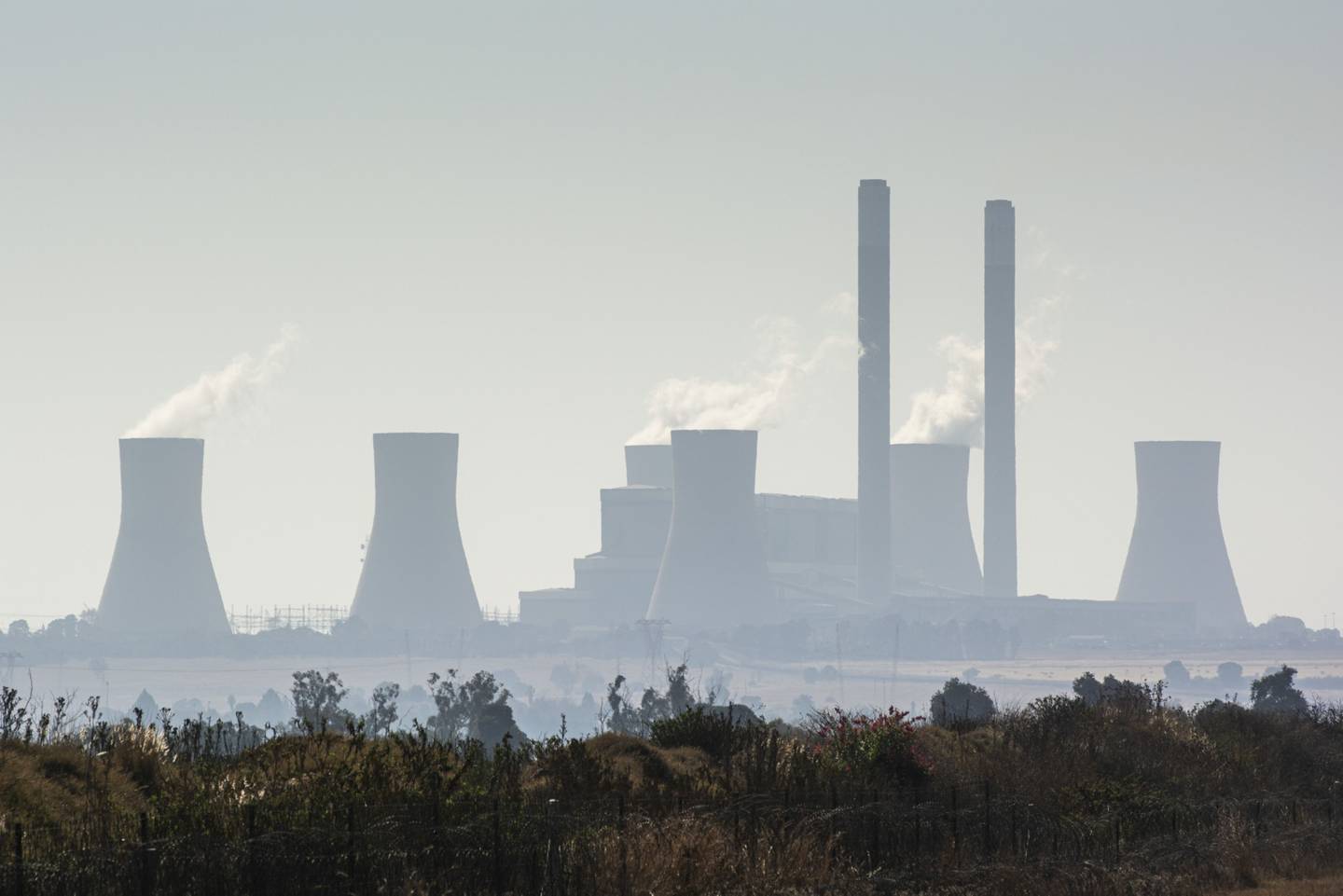 Aumentan las emisiones de la central eléctrica de carbón Eskom Holdings SOC Ltd. Esta es su planta en Duvha, cerca de Witbank en Mpumalanga, Sudáfrica, el miércoles 12 de junio de 2019.