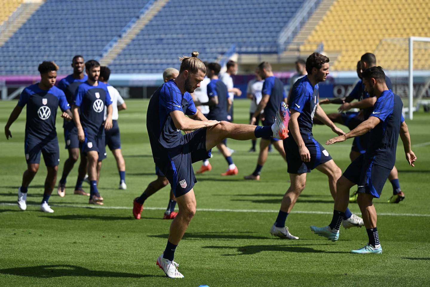 La selección nacional de fútbol de Estados Unidos participa en una sesión de entrenamiento en Doha.