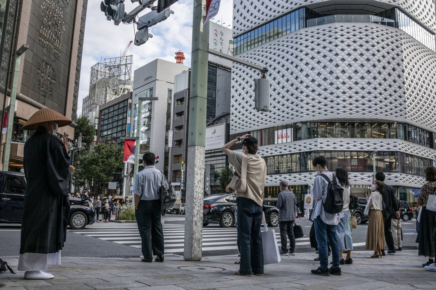 Peatones esperan en una intersección en Tokio, Japón, el sábado 16 de septiembre de 2022. Fotógrafo: James Whitlow Delano/Bloomberg