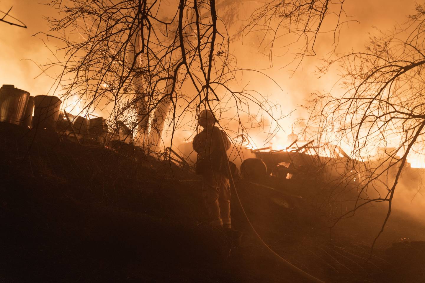 Los bomberos luchan contra las llamas después de que una estructura se incendiara durante el incendio de Fairview en Hemet, California, EE. UU., el lunes 5 de septiembre de 2022. Los bomberos del condado de Riverside combatieron un incendio forestal de rápida propagación en Hemet que destruyó varias casas y obligó a la evacuación de muchas otros en la parte sureste de la ciudad.