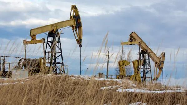 Petróleo Brent cae a mínimo desde marzo con apuestas de mayores alzas de tasasdfd