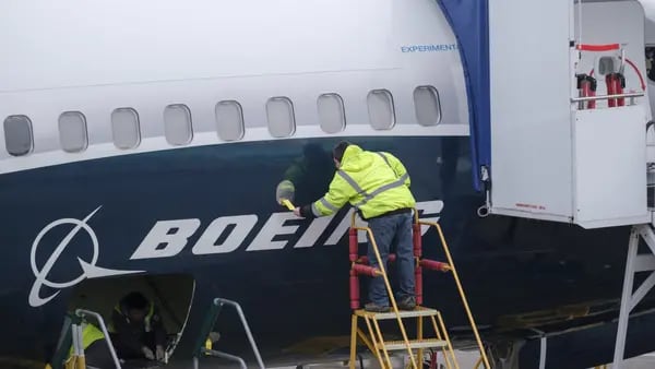 A pressão de companhias aéreas e os bastidores da queda do CEO da Boeingdfd