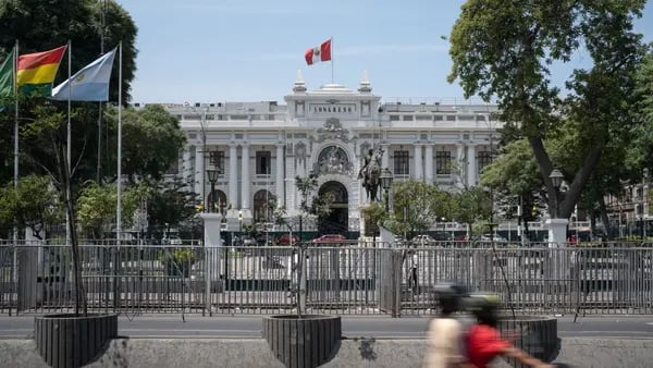 Perú aprueba presupuesto 2024 en un contexto de recesión y menos ingresos fiscalesdfd