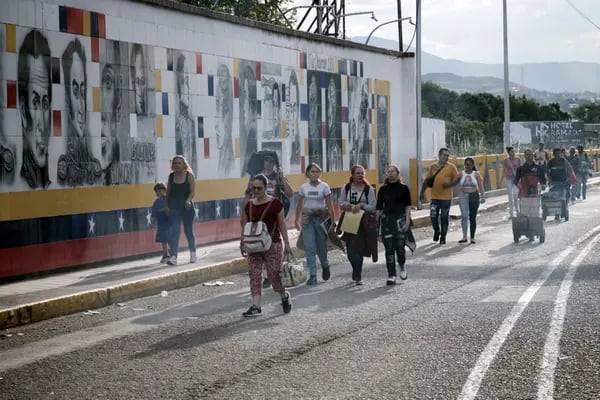 Los peatones cruzan el Puente Internacional Simón Bolívar en su reapertura cerca de la frontera con Colombia en Táchira, Venezuela, el domingo 7 de agosto de 2022.