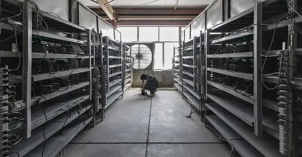 Un técnico inspecciona las máquinas de extracción de bitcoins en una instalación minera en Ordos, Mongolia Interior, China.