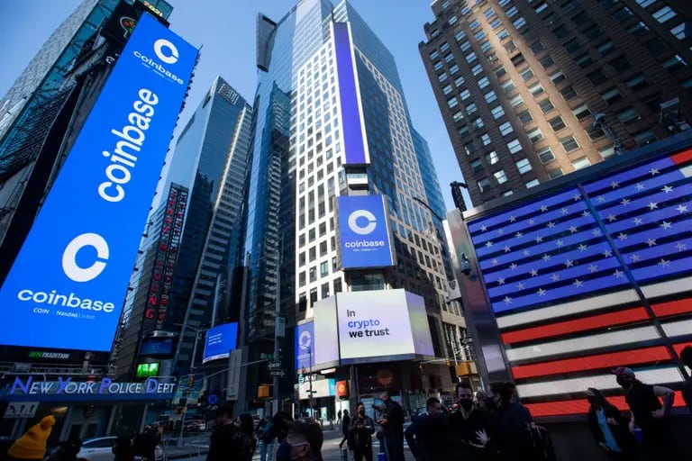 Unos monitores muestran la señalización de Coinbase durante la oferta pública inicial (OPI) de la empresa en el Nasdaq MarketSite de Nueva York, Estados Unidos, el miércoles 14 de abril de 2021.dfd