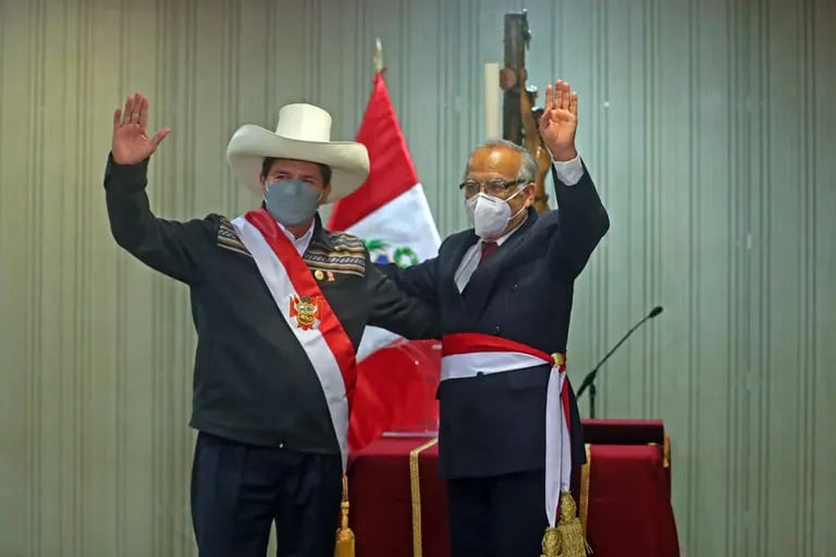 Aníbal Torres, ministro de Justicia del Perú, a la derecha del presidente Pedro Castillo.dfd