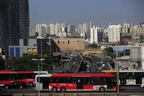 Los autobuses del metro viajan a lo largo de una calle en Sao, Paulo, Brasil, el miércoles 10 de septiembre de 2014.