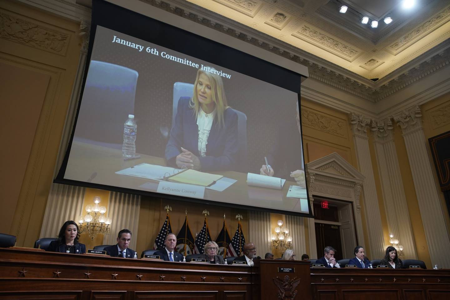 Kellyanne Conway, exasesora principal del expresidente estadounidense Donald Trump, aparece en una pantalla durante una audiencia del Comité Selecto para Investigar el Ataque del 6 de enero en el Capitolio de Estados Unidos en Washington, DC, Estados Unidos.dfd