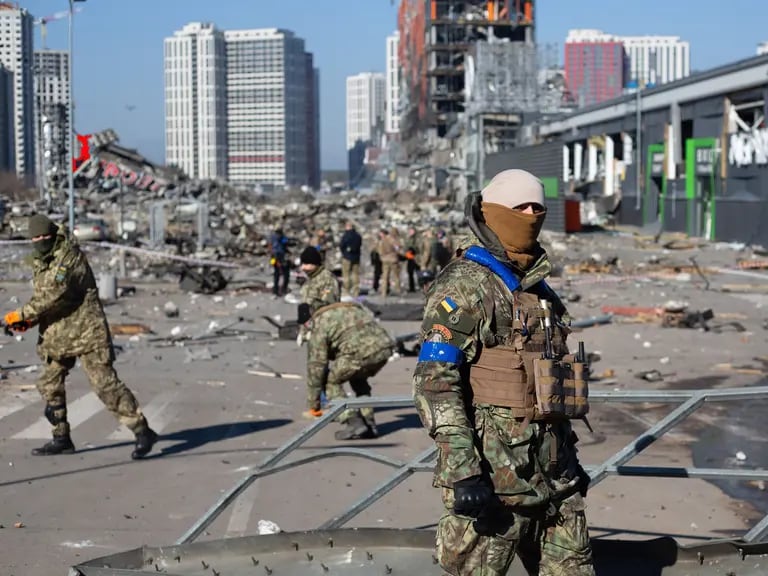 Militares ucranianos en el lugar de una explosión resultado de un ataque con cohetes en un centro comercial el 21 de marzo de 2022 en Kiev, Ucrania. (Foto de Anastasia Vlasova/Getty Images)dfd